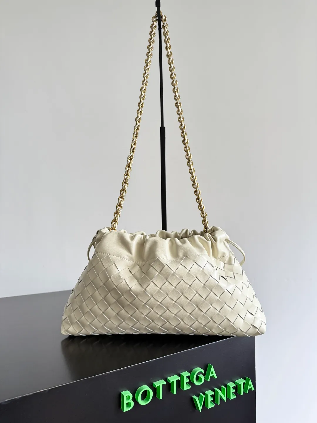 Batch 1680 BOTTEGA VENETA 2025 new women's Dustbag Notte clutch. Dustbag, which has been very popular since its launch, has a chain clause! ! The hand-carrying method is reminiscent of the classic bag type Pouch , light and elegant, the reserved drawstring design allows the bag to be used as an armpit bag, and the chain is longer, which is very suitable for sisters who like to free their hands and carry cross-body backpacks. No matter which way you carry it, you can change the back according to the occasion and your mood that day. It can make the overall outfit more fashionable🪄🪄The body of the bag has also been widened. It is the rainy season and the weather is hot. The bag can easily accommodate a small umbrella and water bottle. The lining is made of nylon, which is light and comfortable to carry, and is very suitable for summer use. Style number: 839394 Size: 33*19*8cm